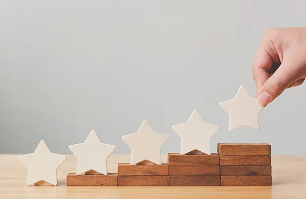 5 stars scaling on wooden blocks.
